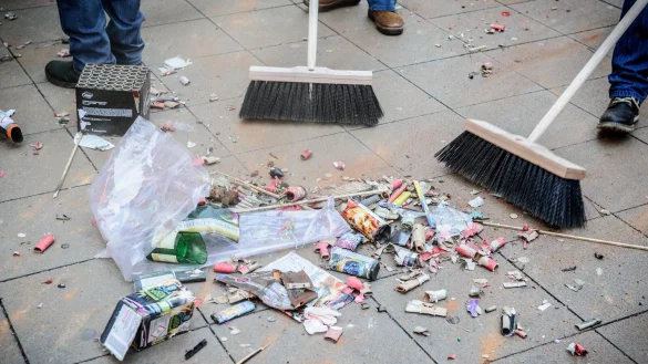 In der Silvesternacht wird auch in der Zuckerstadt kr&auml;ftig gefeiert. &Auml;rgerlich ist, wenn der M&uuml;ll nicht zeitnah weggger&auml;umt wird. In Lage will man daf&uuml;r mehr sensibilisieren. Das Feuerwerk kann und will man aber nicht verbieten. - &copy; Foto: Tobias Kleinschmidt/dpa/picture alliance / dpa