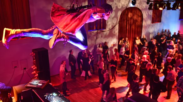 Unter der Decke der Stadthalle ist K&auml;pt'n Hunky im Anflug. - &copy; Nicole Ellerbrake