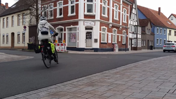 Ebener Asphalt: Die sanierte Schuhstra&szlig;e sollte an den Einm&uuml;ndungen &ndash; hier die Ecke zum Freien Hof &ndash; Aufpflasterungen bekommen, meint die SPD. Ziel ist, die Geschwindigkeit zu drosseln. - &copy; Jens Rademacher