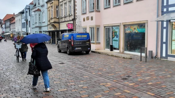 Um den Sockel am Geb&auml;ude an der Mittelstra&szlig;e 70 gab es Streit. In K&uuml;rze er&ouml;ffnet dort das Restaurant "Mahalo". - &copy; Katrin Kantelberg