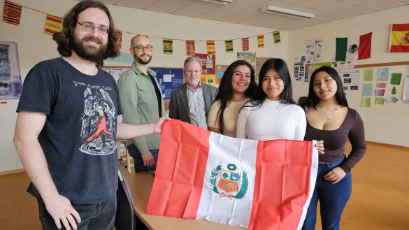 Sascha Peters (von links), Malte Brinkmann und der kommissarische Schulleiter des Gebr&uuml;der-Humboldt Gymnasiums, Dr. Benedikt J&auml;ker, freuen sich, dass sich die Peruanerinnen Paola Avalos, Reyna Godoy und Maria Fernanda Portilla in Deutschland wohlf&uuml;hlen. - &copy; Astrid Sewing
