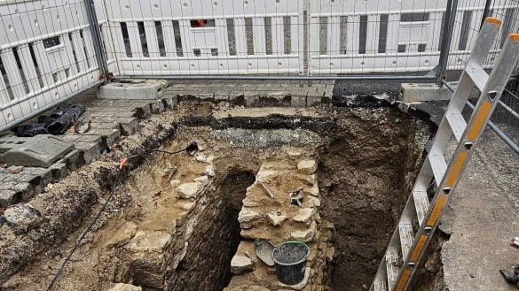 Was in einer Baugrube an der Ecke "Sonntag"/Marktplatz von einer Spezialfirma untersucht wird, k&ouml;nnte ein historischer L&ouml;schwasserkanal sein. - &copy; Jost Wolf