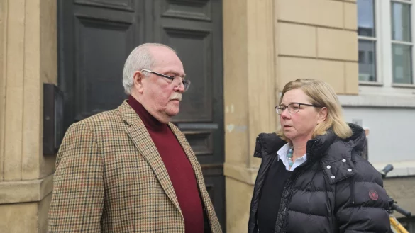 Der Vater des Get&ouml;teten, Paul N&uuml;bel, spricht mit seiner Anw&auml;ltin Ruth Kanzlsperger vor dem Gerichtsgeb&auml;ude &uuml;ber das anstehende Urteil. - &copy; Janet K&ouml;nig