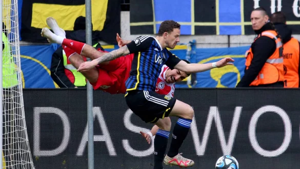 Arminias Nassim Boujellab hebt hinter seinem Gegenspieler Marcel Gaus ab. Elfmeter &ndash; sagen die Bielefelder. Kein Strafsto&szlig;, meinte der Schiedsrichter. - &copy; IMAGO/Jan Huebner