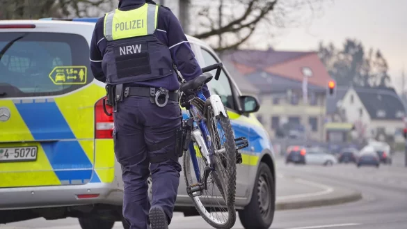 Ein Polizist räumt das demolierte Fahrrad des 11-Jährigen von der Unfallstelle. - © FreitagTV