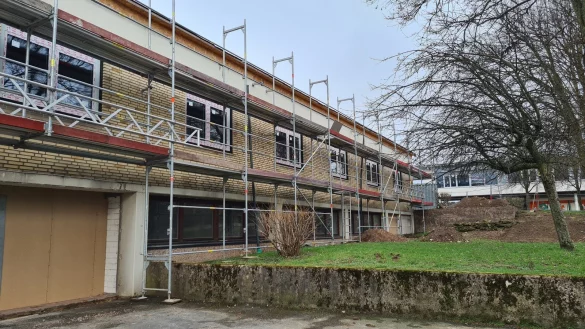 Im S&uuml;dtrakt des Barntruper Gymnasiums seien im Zuge der Bauarbeiten versehentlich die falschen Fenster ausgebaut worden. - &copy; Nadine Uphoff