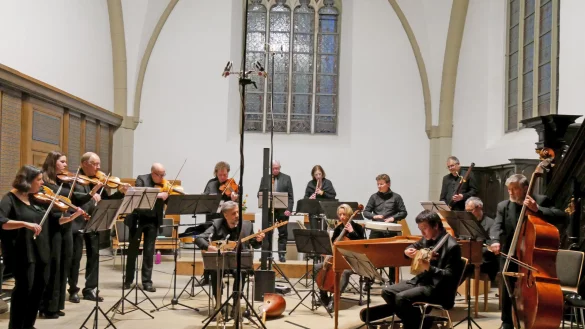 Klangpracht in der Marktkirche: Das Orchester "Caterva Musica" interpretiert mit Erdal Akkaya an der Baglama (Mitte) barocke Werke und Eigenkompositionen des Baglamavirtuosen. - © Thomas Krügler