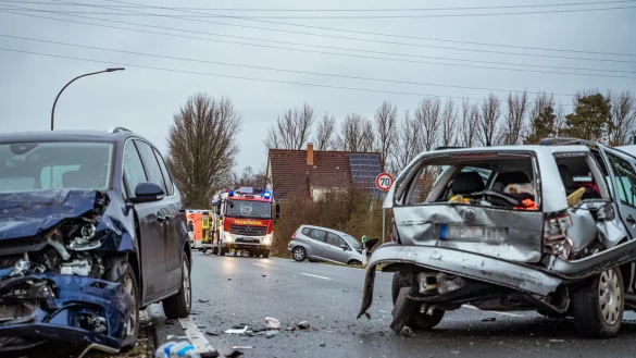 Ein gr&ouml;&szlig;eres Tr&uuml;mmerfeld offenbarte sich den Rettungskr&auml;ften am Mittwochnachmittag auf der Pivitsheider Stra&szlig;e. - &copy; Freitag TV