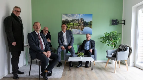 Zu Gast in der Musterwohnung f&uuml;r studentisches Wohnen an der Adenauerstra&szlig;e: (von links) Detmolds technischer Beigeordneter Thomas Lammering, Prof. Dr. J&uuml;rgen Krahl, Pr&auml;sident der Technischen Hochschule OWL, Genossenschaftsvorstand Michael Kirchner, B&uuml;rgermeister Frank Hilker und Genossenschaftsvorstand Daniel Klei, Abteilungsleiter Finanzen und Steuern der Stadt Detmold. - &copy; Torben Gocke