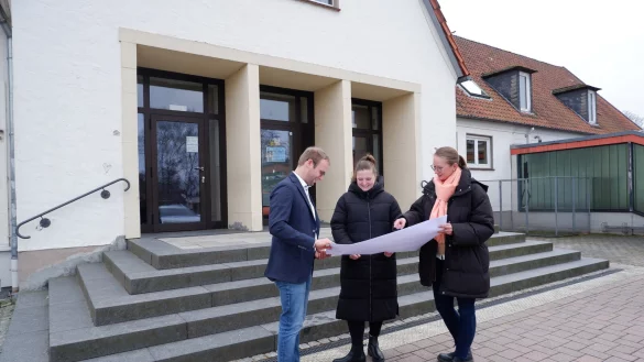 B&uuml;rgermeister Borris Ortmeier (von links), Konrektorin Christina Topolski und Carina Brakhage vom Bauamt der Stadt erkl&auml;ren, welche Arbeiten in Alverdissen in den kommenden Wochen anstehen. - &copy; Lorraine Brinkmann