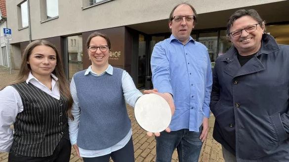 &Uuml;ber die Auszeichnung f&uuml;r das Hotel Annenhof freuen sich (von links) Mitarbeiterin Susana Madeira Tavares, Gesch&auml;ftsf&uuml;hrerin Tina Langner, ihr Partner und Stadtpalais-Chef Maik Soukal sowie Architekt Reinhard Schwakenberg. - &copy; Till Brand