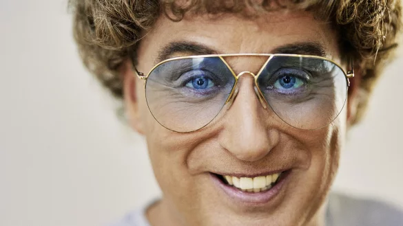 Atze Schröder gibt in der Phoenix-Contact-Arena den Erlöser. - © Boris Breuer