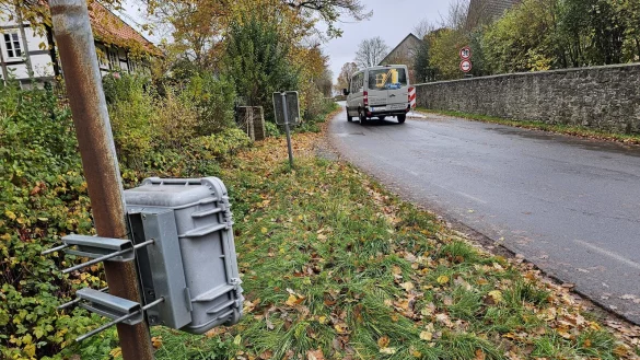 Die Stadt Lage hat gemessen, wieviele Fahrzeuge t&auml;glich &uuml;ber die Dorfstra&szlig;e fahren. Die Polizei hat au&szlig;erdem die Geschwindigkeit gemessen. Fazit: Im beruhigten Bereich, also da, wo die Hindernisse stehen, wird deutlich langsamer gefahren. - &copy; Astrid Sewing