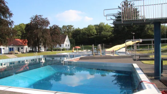 Still ruht der See, beziehungsweise das Schwimmbecken - und das wird wohl auch so bleiben. Die Sanierung des Eggebades wird so umfangreich, dass das Freibad dieses Jahr nich &ouml;ffnen wird. - &copy; Dieter Asbrock