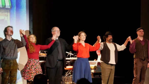 Stehende Ovationen im Landestheater. Das Musikensemble "Les Manouches du Tannes" sowie Ann-Kathrin Kramer und Harald Krassnitzer (mitte) erhalten viel Applaus. - &copy; Thomas Kr&uuml;gler