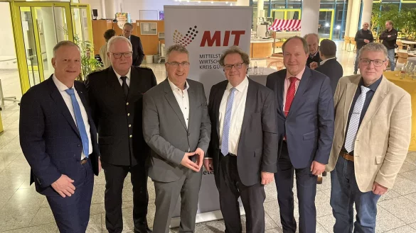 Über Krisenvorsorge tauschen sich (von links) Dirk Dankelmann (Vorstand Lippische Landesbrandversicherung), Bezirksbrandmeister Elmar Keuter, Dr. Martin Creutz (Bereichsleiter Provinzial Versicherung), MIT-Bezirkschef Dr. Harald Pohlmann, Martin Zeidler (Bundesamt für Bevölkerungsschutz und Katastrophenhilfe) und Meinolf Haase (Fachdienstleiter Bevölkerungsschutz im Kreis Lippe) aus. - © Till Brand