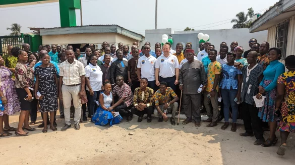 In der Schule in Ketu South wird ein Beh&auml;lter zur Sammlung von Kunststoffabf&auml;llen eingeweiht. Mit dabei sind auch B&uuml;rgermeister Maxwell Koffie Lugudor und B&uuml;rgermeister Mario Hecker (Bildmitte in wei&szlig;en Polohemden). - &copy; Fotorechte: Mario Hecker
