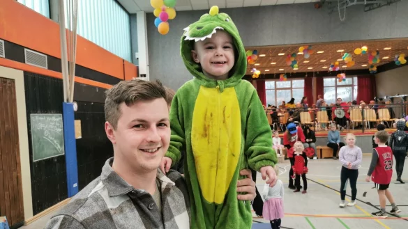 Viel Spa&szlig; beim Kinderkarneval des TBV Jahn Alverdissen haben J&ouml;rn und Sohn Maikel (3) Howind aus Alverdissen. - &copy; Sylvia Frevert