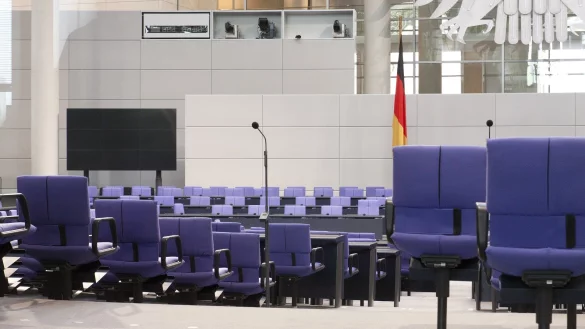 Der Bundestags-Sitzungsaal in Berlin. Kommendes Jahr werden die St&uuml;hle neu besetzt. - &copy; Pixabay