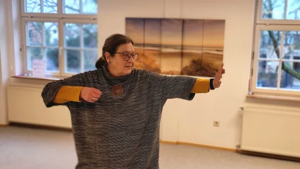 Den Bogen spannen nennt sich die &Uuml;bung, die Heike Ko&szlig; regelm&auml;&szlig;ig in ihren Qi Gong-Kursen absolviert. - &copy; Katrin Kantelberg