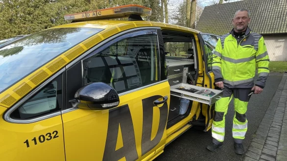 Der Stra&szlig;enwachtfahrer Mike Schmidt ist seit 2008 als gelber Engel f&uuml;r den ADAC in OWL im Einsatz. - &copy; Carolin Nieder-Entgelmeier