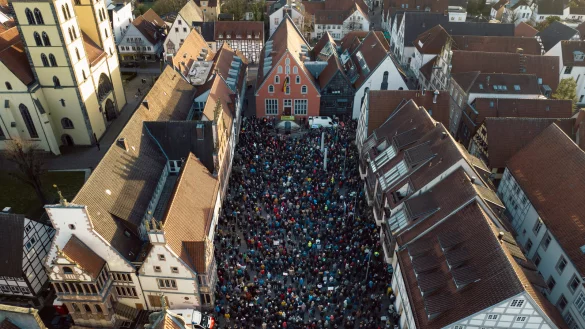 Um Demokratie und Vielfalt ging es auch bei der Demonstration auf dem Lemgoer Marktplatz am vergangenen Wochenende. Auch Jugendliche waren unter den Teilnehmern. - &copy; Julien Seck
