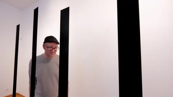 Julius stahl lauscht dem Summen seiner Cluster: Sinust&ouml;ne versetzen die Rechtecke in Schwingung und erzeugen Muster in den Dr&auml;hten, die sie halten. - &copy; Sven Koch