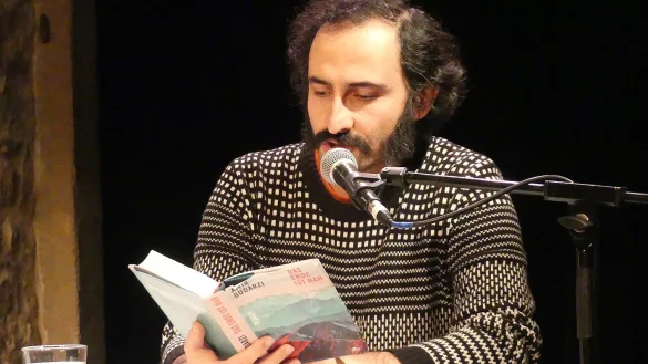 Amir Gudarzi liest aus seinem Roman Das Ende ist nah. - &copy; Rudi Rudolph