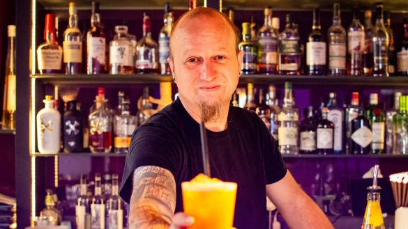 Barkeeper und Kottmanns-Chef Axel Plassmeier kennt sich in Sachen Cocktails bestens aus. In seiner Bar serviert er die erfrischenden Drinks nicht nur. Er zeigt seinen G&auml;sten auch, wie sie sie zuhause selber machen k&ouml;nnen. - &copy; Raphael Bartling
