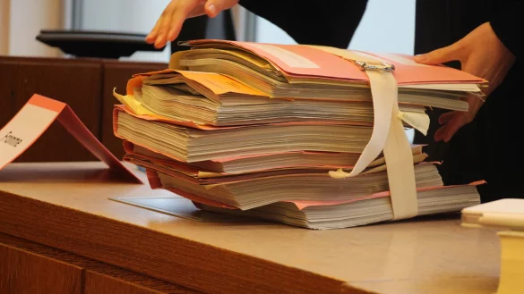 Staatsanw&auml;ltin Helena Fromme breitet vor dem zweiten Prozesstag die Akten aus. - &copy; Janet K&ouml;nig