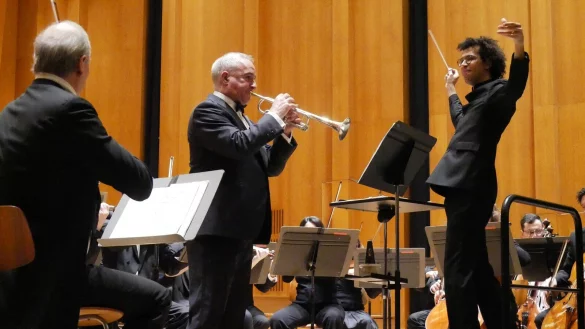 Abschiedskonzert mit Jonathon Heyward. Andrew Balio brilliert mit dem Trompetenkonzert B-Dur von Weinberg zusammen mit der NWD unter Leitung von Jonathon Heyward. - &copy; Thomas Kr&uuml;gler