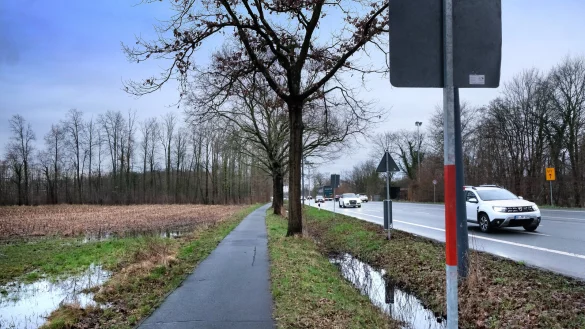 Das Schild, das vor dem huckeligen Radweg entlang der Brockh&auml;ger Stra&szlig;e warnte, wurde inzwischen von der Stadt entfernt. - &copy; Andreas Fr&uuml;cht