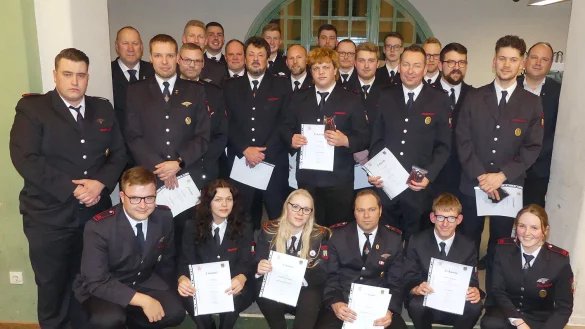 Wehrf&uuml;hrer Joachim Hartfelder (hinten links) und B&uuml;rgermeister Christoph Dolle (hinten rechts) mit den Bef&ouml;rderten. - &copy; Rudi Rudolph