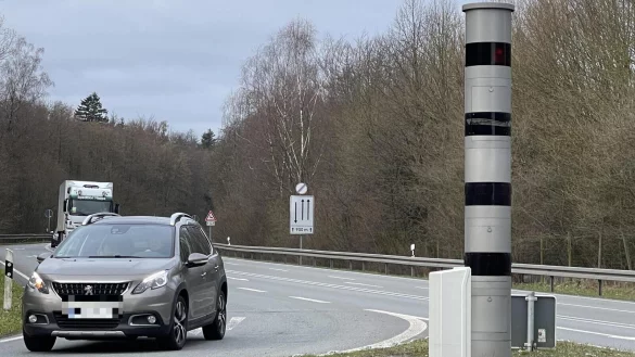 Der station&auml;re Blitzer an der B1, Abfahrt Leopoldstal, ist der neueste und eintr&auml;glichste in ganz Lippe. Die Anlage ist auch die einzige, die in beide Richtungen Lasermessungen vornehmen kann. - &copy; Silke Buhrmester