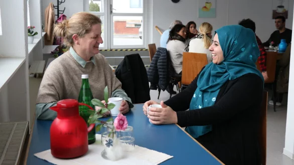 Case-Managerin Sonja Neubert vom Kreis Lippe (links) im Gespr&auml;ch mit Zarmina Akbar. - &copy; Alexandra Schaller