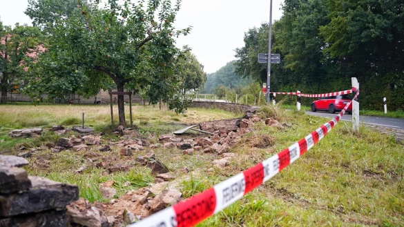 Die massive Steinmauer wurde bei dem Unfall im September auf einer L&auml;nge von mehreren Metern vollst&auml;ndig zerlegt. - &copy; Archivbild: Freitag TV