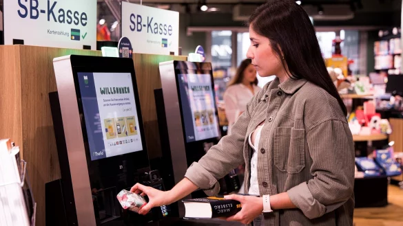 Die Selbstbedienungskassen von Diebold Nixdorf gehören zu den zukunftsträchtigsten Produkten des Unternehmens. - © Katrin Hengst