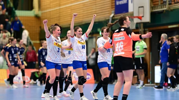 Die HSG jubelt mit Spielf&uuml;hrerin Laura R&uuml;ffieux (von links). Nieke K&uuml;hne (verdeckt), Ona 
Vegu&eacute; Pena, Ida Hoberg und Torh&uuml;terin Melanie Veith. - &copy; Lobeca/Felix Schlikis