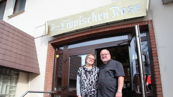 Ute Baumert und Ernst Baumert betreiben seit 33 Jahren das Gasthaus "Zur Lippischen Rose" in Langenholzhausen. - &copy; Nadine Uphoff