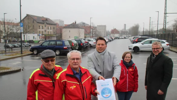 Note exzellent: Klaus-Erich Nolting und Christoph Birnstein &uuml;bergeben die Urkunde f&uuml;r Deutschlands zweitbesten P+R-Platz an B&uuml;rgermeister Frank Hilker (von links). Rechts im Bild: Jael Rachel R&auml;ker vom ACE und der technische Beigeordnete der Stadt Detmold, Thomas Lammering. - &copy; Stadt Detmold