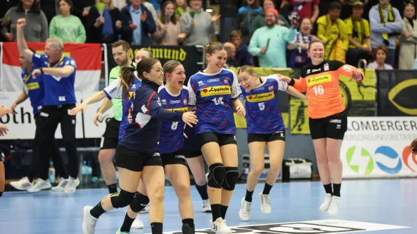Mit der Schlusssirene gibt es kein Halten mehr: Die Spielerinnen der HSG Blomberg-Lippe feiern den Erfolg gegen Borussia Dortmund. Foto: Paul Cohen - &copy; Paul Cohen