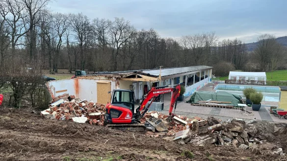 Mit Baggern ist ein Teil des Geb&auml;udes am Montag abgerissen worden. - &copy; Rolf Stanislawski
