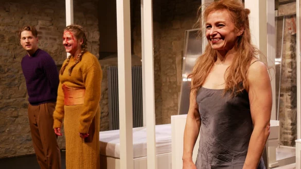 Erfolgreiche Premiere des Schauspiels "Medea.Stimmen". Mit Emanuel Weber, Ewa Noack und Manuela St&uuml;&szlig;er (von links). - &copy; Thomas Kr&uuml;gler