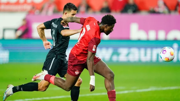 In der ersten H&auml;lfte hatte Visar Musliu (l.) in den Duellen gegen FCK-St&uuml;rmer Ragnar Ache so manches Mal das Nachsehen. Doch am Ende konnte sich der Paderborner als Matchwinner feiern lassen. - &copy; dpa