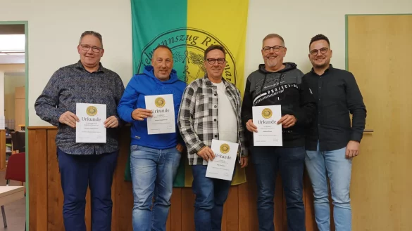 Ausgezeichnet: Thomas Deppenmeier, Marcus Deppenmeier, Ralf Trompeter, Andreas Meyer mit Vorsitzendem und Mario Brenker (von links). - &copy; Maren Becker