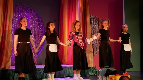 Viel Applaus bei der Premiere im Sommertheater. Mit Katharina Otte, Stella Hanheide, Alexandra Riemann, Jelana Kunz und Anja Syrbe (von links). - &copy; Thomas Kr&uuml;gler