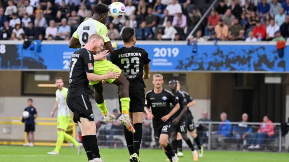 Ragnar Ache springt in dieser Szene aus dem Hinspiel h&ouml;her als die SCP-Akteure Kai Klefisch (l.) und Marcel Hoffmeier. Am Ende machten die Kopfballk&uuml;nste des FCK-St&uuml;rmers den Unterschied. - &copy; Imago Images