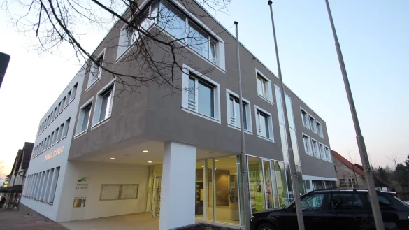Die Fahrradabstellanlage soll rechts des Haupteingangs entstehen, auf der Seite, an der auch die Dienstwagen geparkt sind. - &copy; Archivfoto: Jens Rademacher