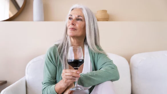 Noch immer kursiert der Mythos, dass ein Glas Rotwein am Tag gut für das Herz ist. Das ist falsch. - © picture alliance