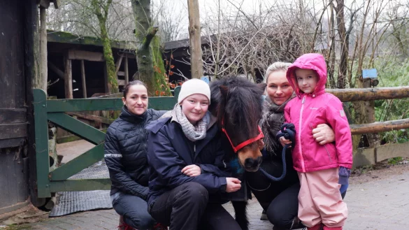 Sabrina M&uuml;ller-Zetzsche (links), Tochter Frieda (rechts), Matilda Wagner (weiter von links) und Helen Jolly mit Pony "Nala", dem es letztlich zu verdanken war, dass der Brand am fr&uuml;hen Morgen entdeckt wurde. - &copy; Lorraine Brinkmann